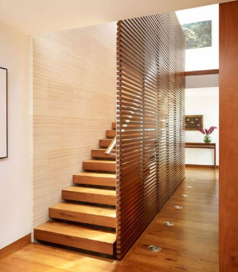 lateral com vigas para escada de madeira