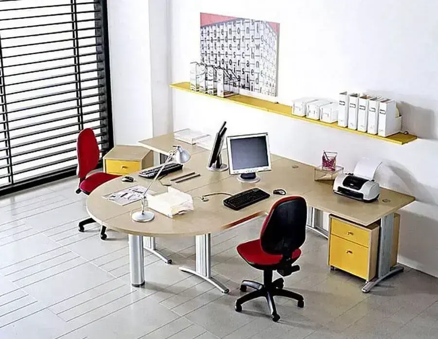 madeira para mesa e cadeira para escritório vermelha