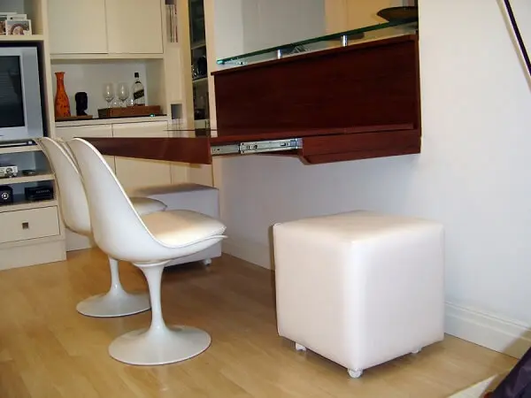 mesa retrátil com cadeiras brancas para sala
