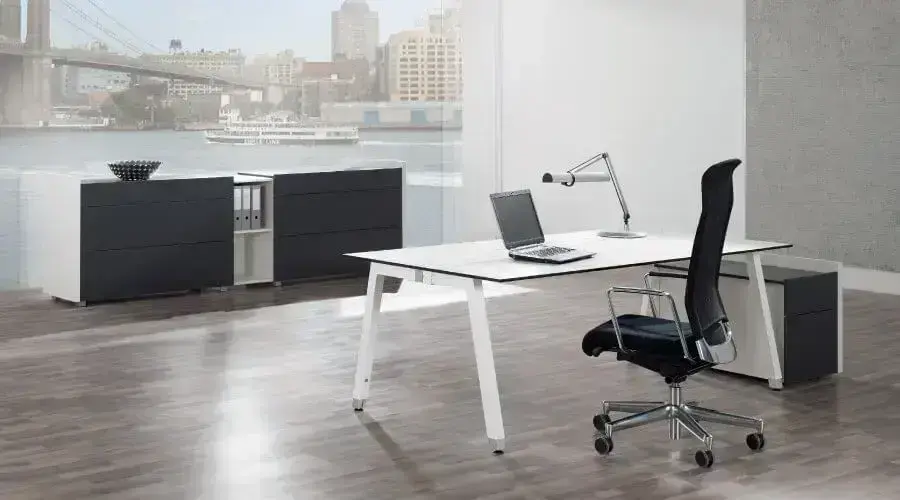mesa e cadeira para escritório com design minimalista
