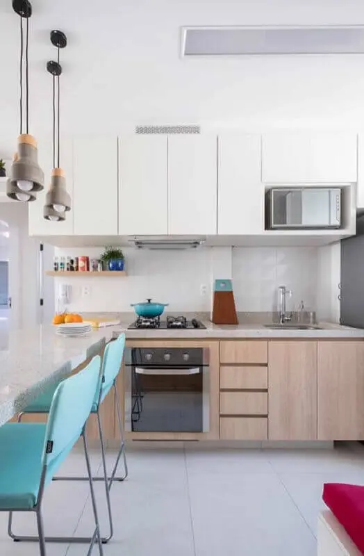 modelo armário de cozinha modulado com cores diferentes 