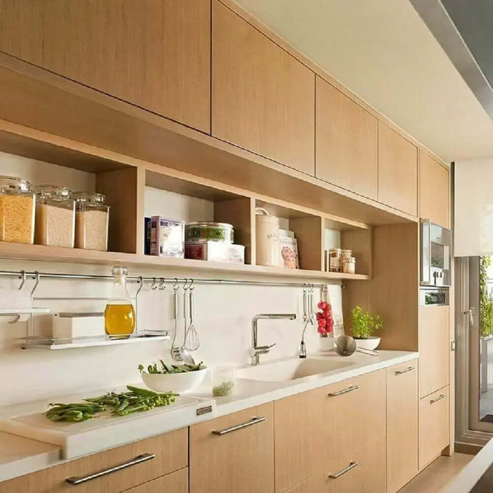 modelo de armário de cozinha planejado todo em madeira