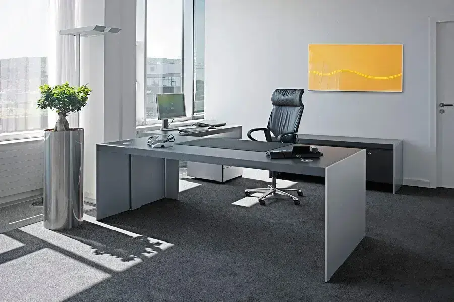 modelo de birô para escritório com decoração simples
