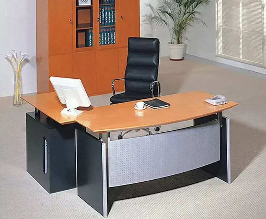 modelo de birô para escritório com cadeira preta estofada