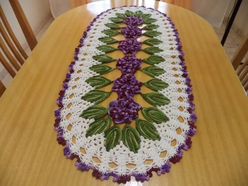 modelo de caminho de mesa com flores e folhas em crochê