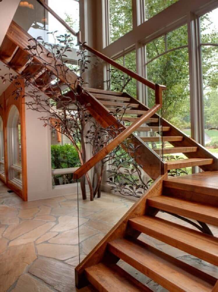 modelo de escada de madeira simples com guarda corpo de vidro
