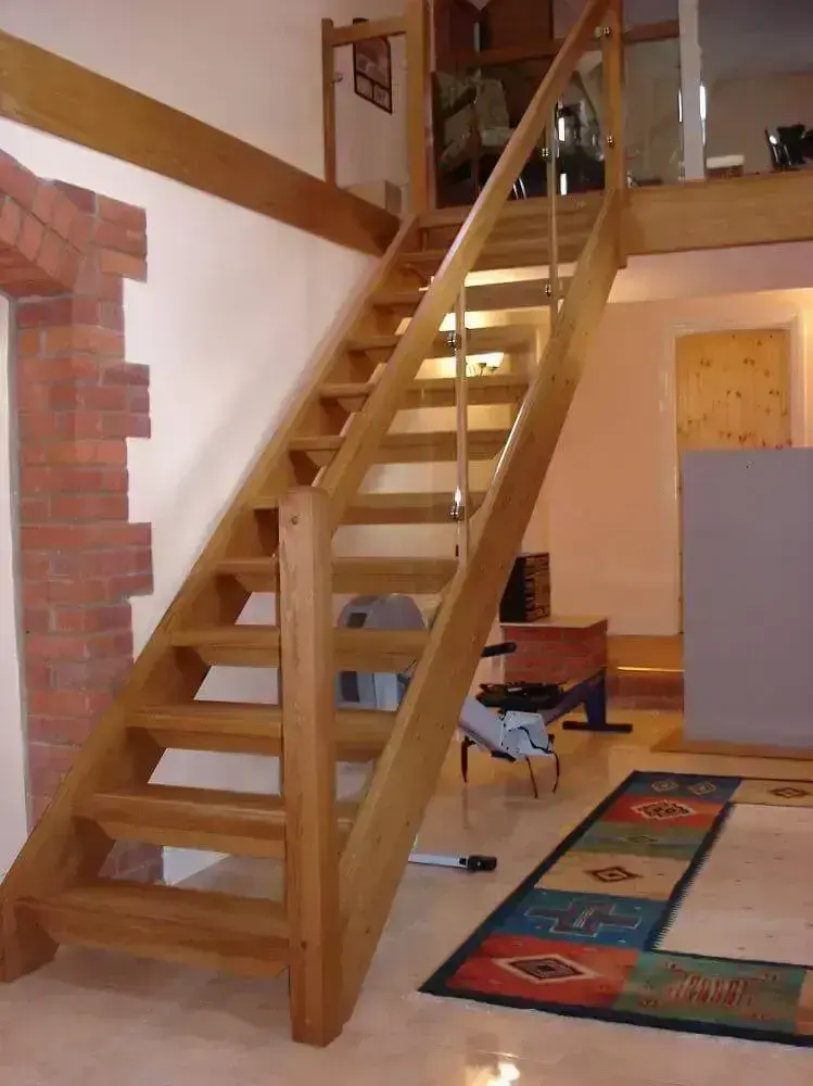 modelo de escada de madeira simples para ambiente rústico