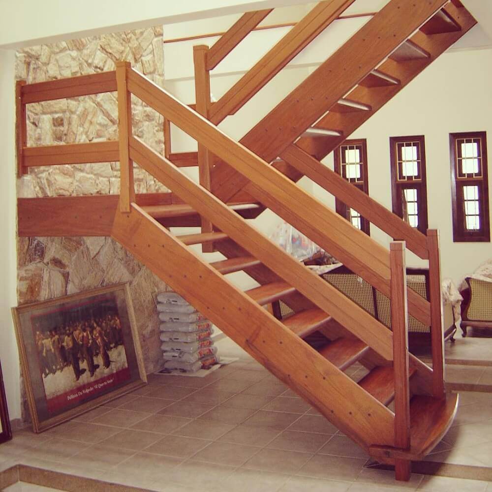 modelo de escada de madeira simples para sala