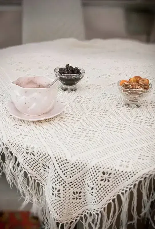 modelo de toalha de mesa de crochê com franjas