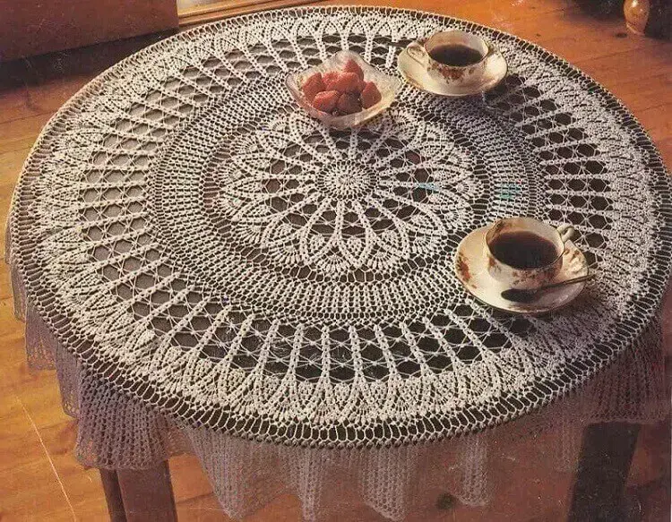 modelo delicado para toalha de mesa redonda de crochê