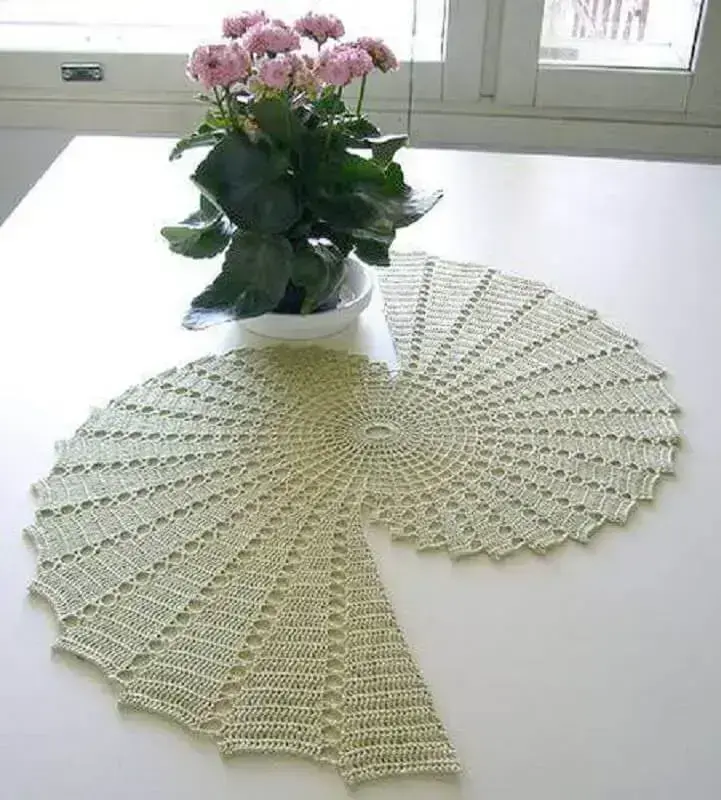 modelo diferente de toalha de mesa em crochê