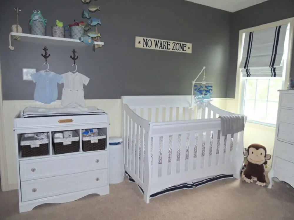 modelo simples de cômoda infantil para quarto de bebê decorado