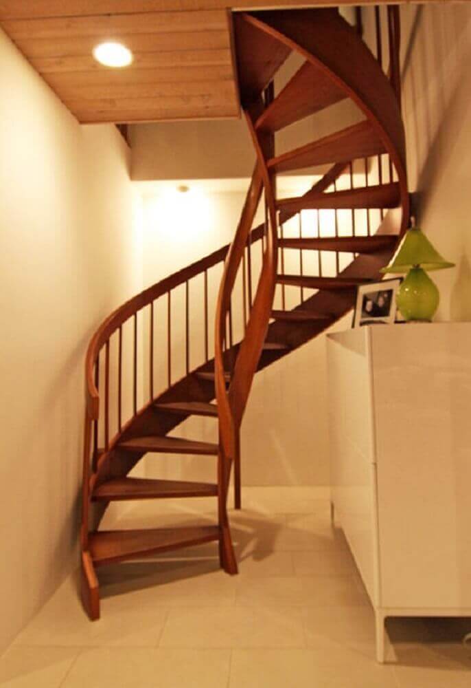 modelo simples de escada caracol de madeira