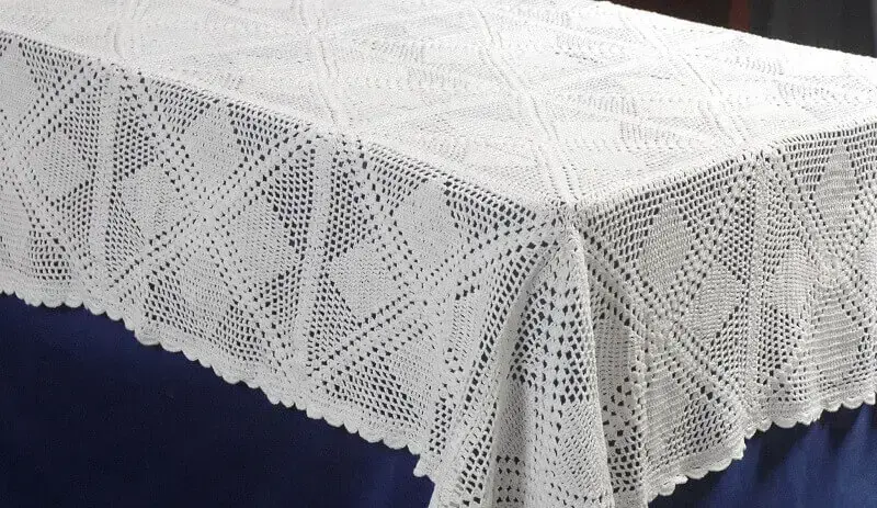 modelo simples de toalha de mesa de crochê quadrada