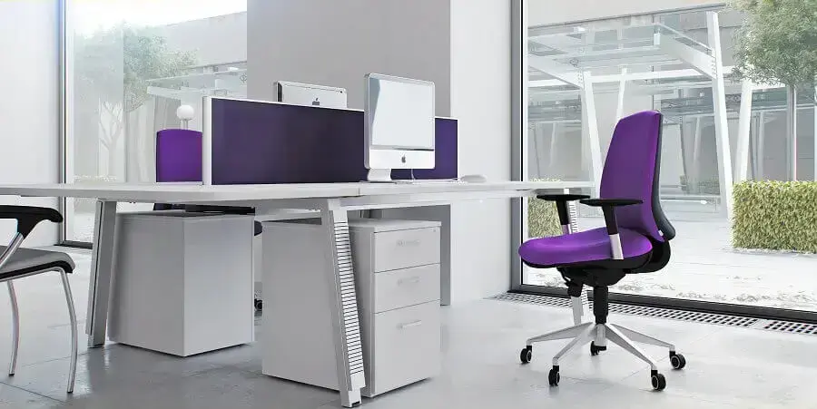 móveis para escritório com mesa branca e cadeira roxa