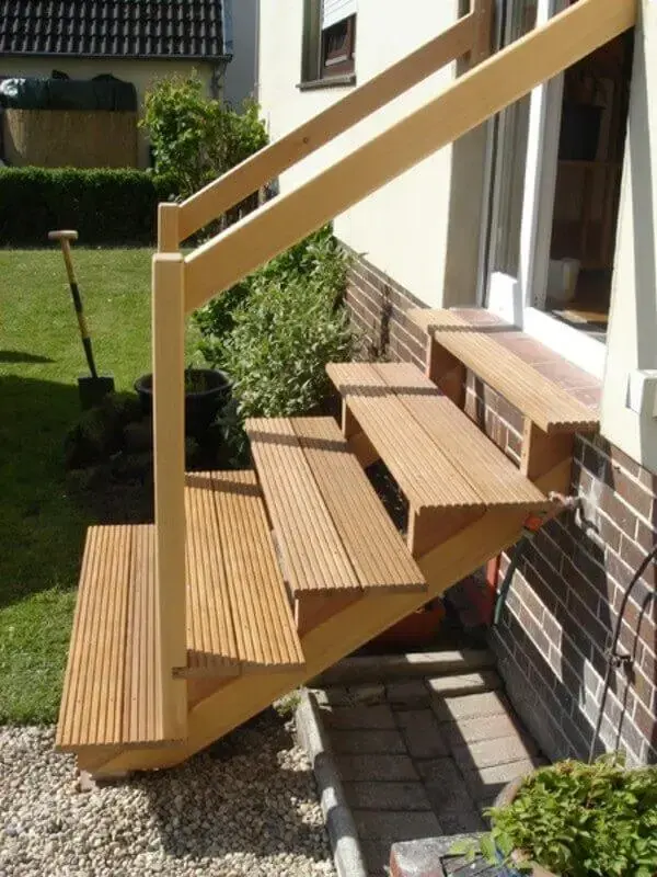 pequena escada de madeira para área externa