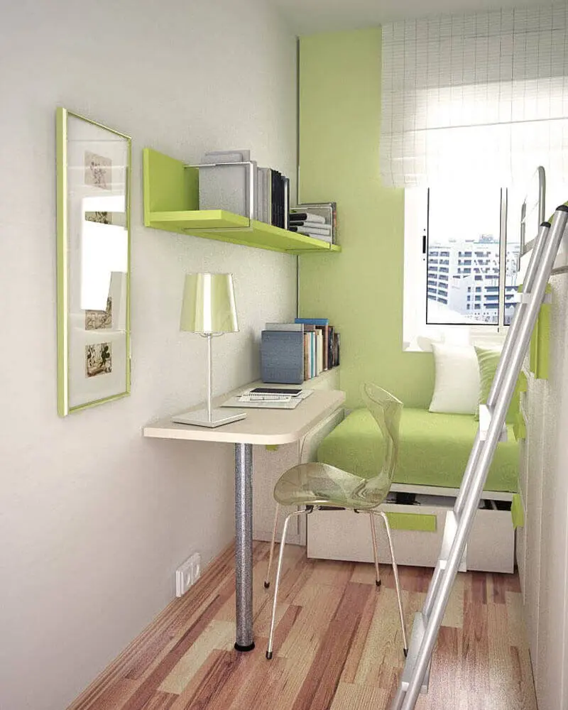 prateleiras e escrivaninha pequena para quarto com decoração verde