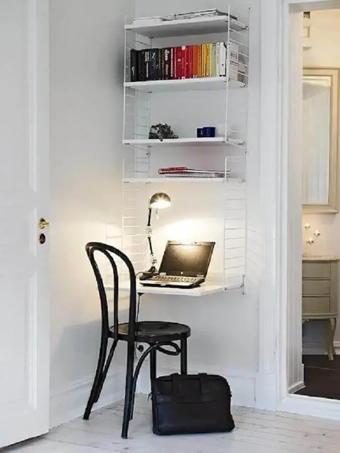 prateleiras para home office pequeno com decoração clean