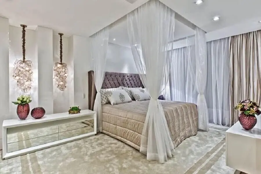 quarto de casal sofisticado e romântico decorado com criado mudo branco com espelho Foto Samara Barbosa
