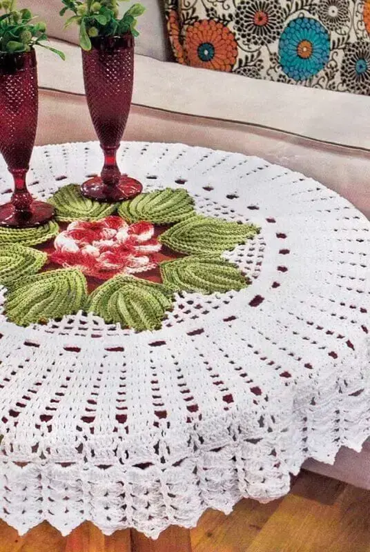 toalha de mesa redonda de crochê com detalhe colorido no centro