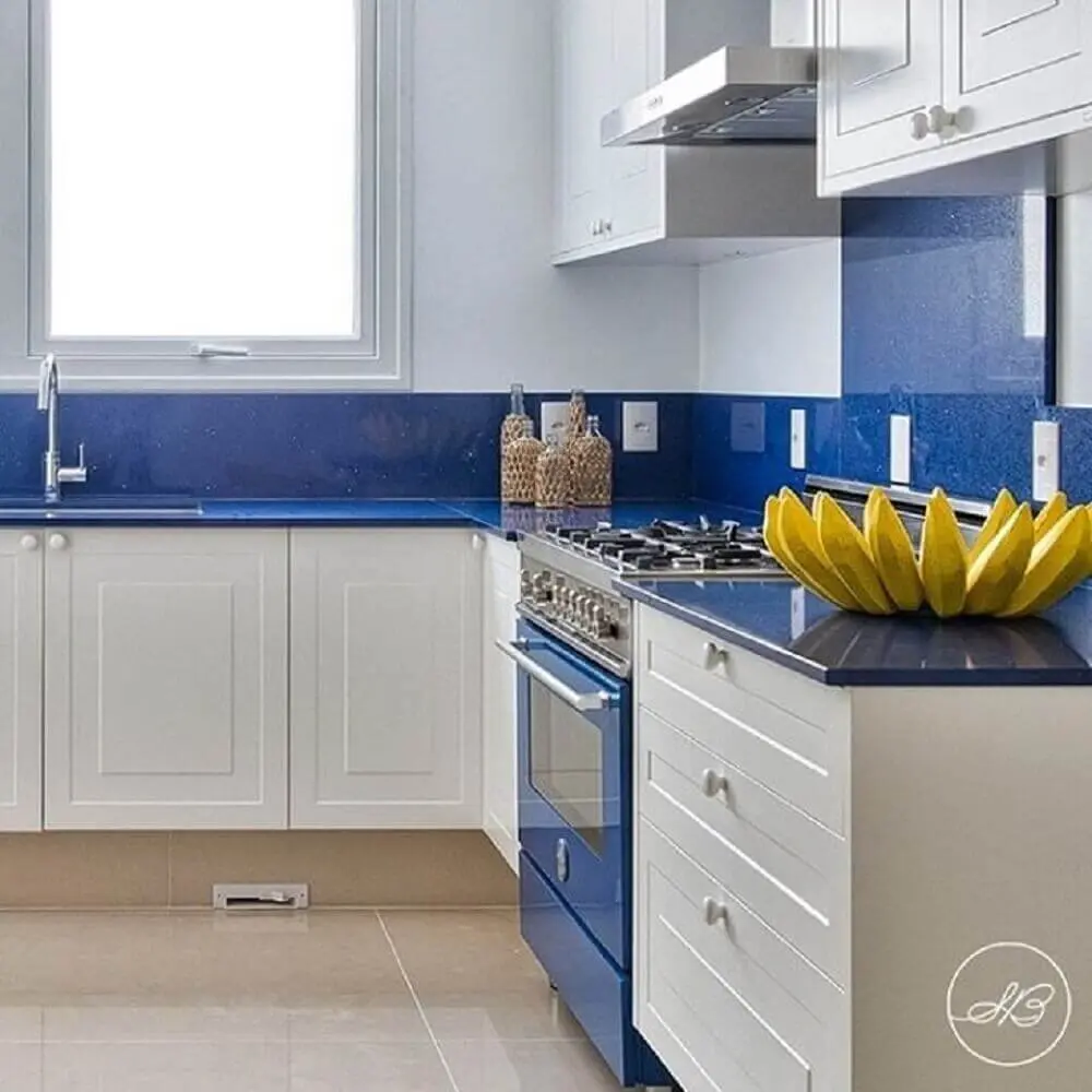 tons de branco e azul para cozinha compacta com balcão