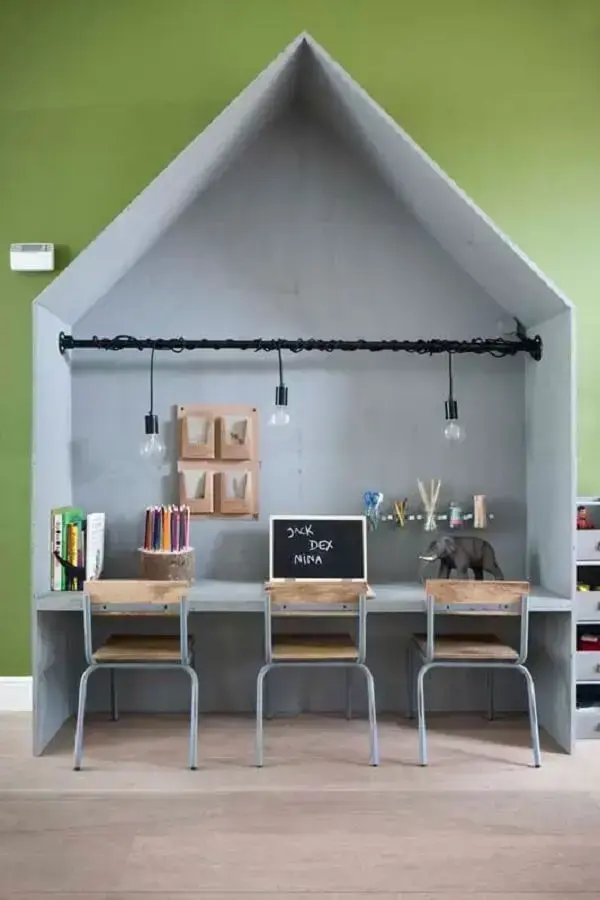 A escrivaninha com formato de casa incentiva as crianças a estudarem no dormitório