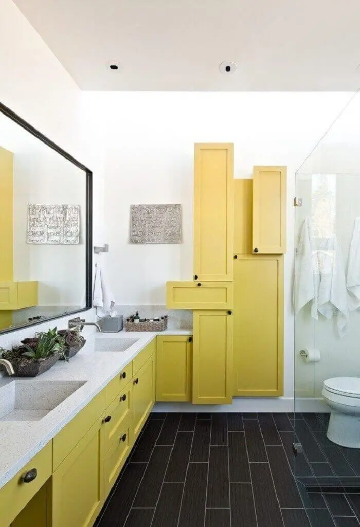 Armário de banheiro amarelo com design criativo