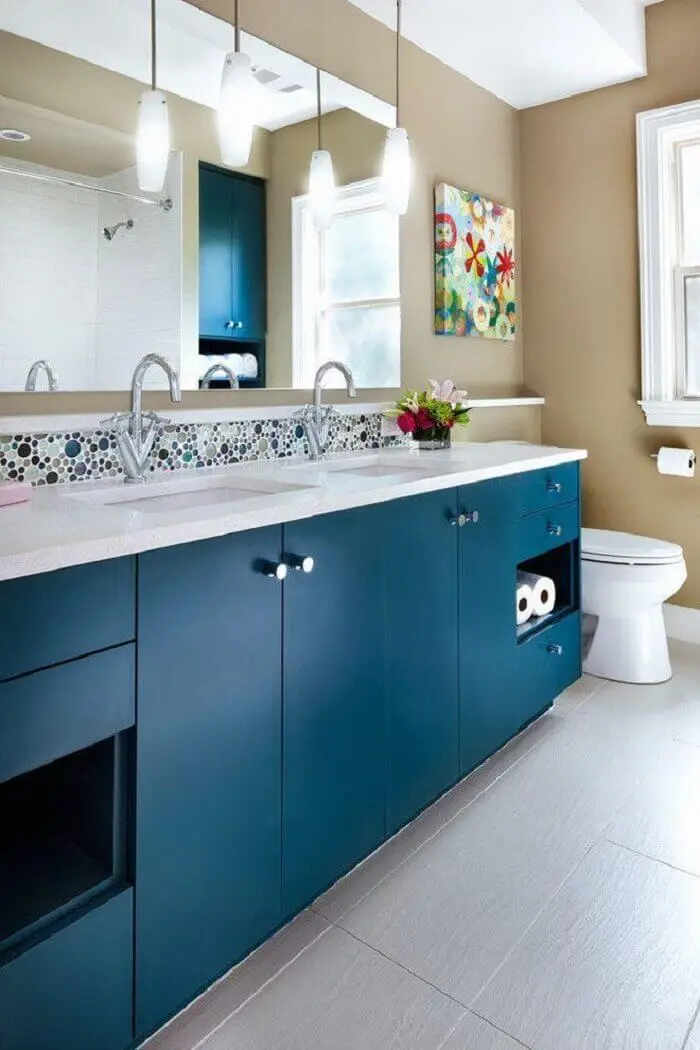 Armário de banheiro azul com bancada extensa