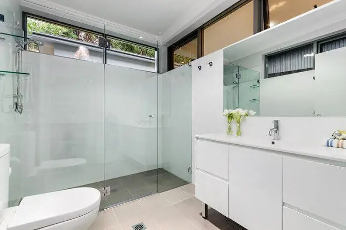 Armário de banheiro branca se harmoniza com a decoração do ambiente