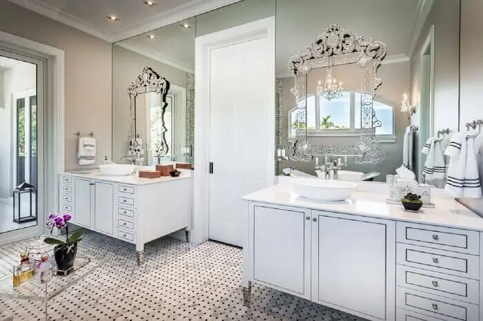 Armário de banheiro clássico encanta a decoração do ambiente