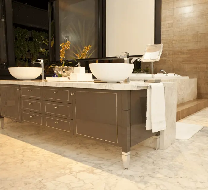 Armário de banheiro com design clássico elegante