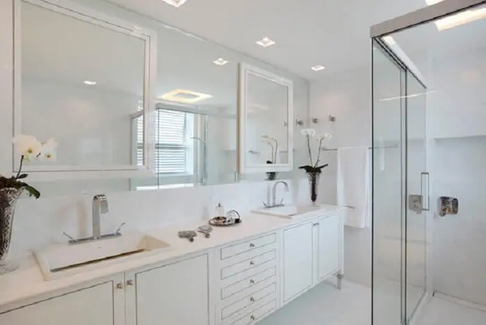 Armário de banheiro com portas e gavetas na cor branca