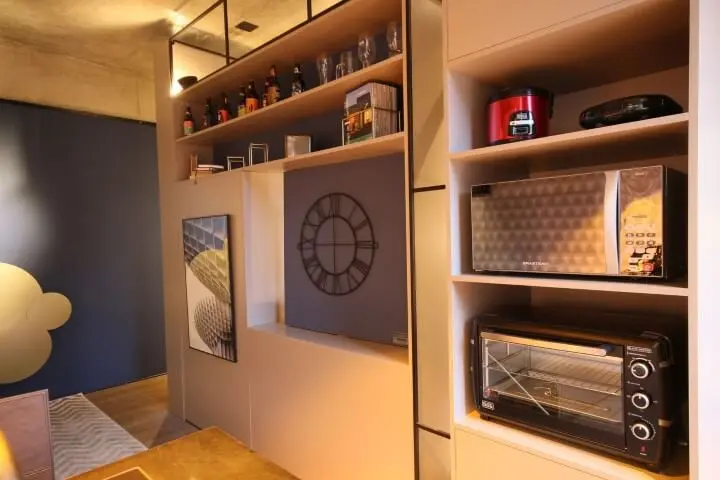 Armário multiuso em cozinha compacta Projeto de Ana Hamacek