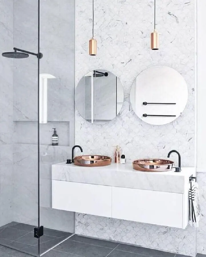 Banheiro com mármore carrara e pendente e cuba rose gold -fonte Designstuff
