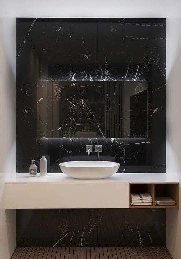 Banheiro com mármore preto para parede e bancada branca - Foto Pinterest