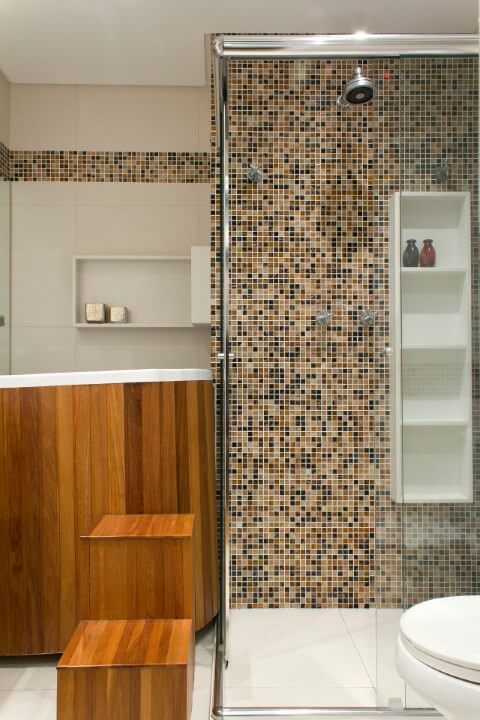 Banheiro com ofurô e escada de madeira Projeto de Semira Misalice Assunção Simões