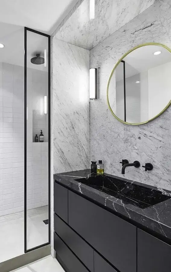 Banheiro com revestimento em mármore branco e mármore preto - Pinterest