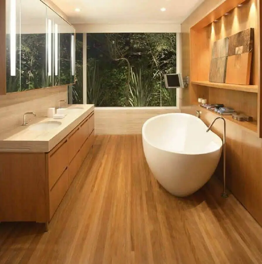 Banheiro luxuoso com revestimento em madeira e mármore travertino - Foto pinterest