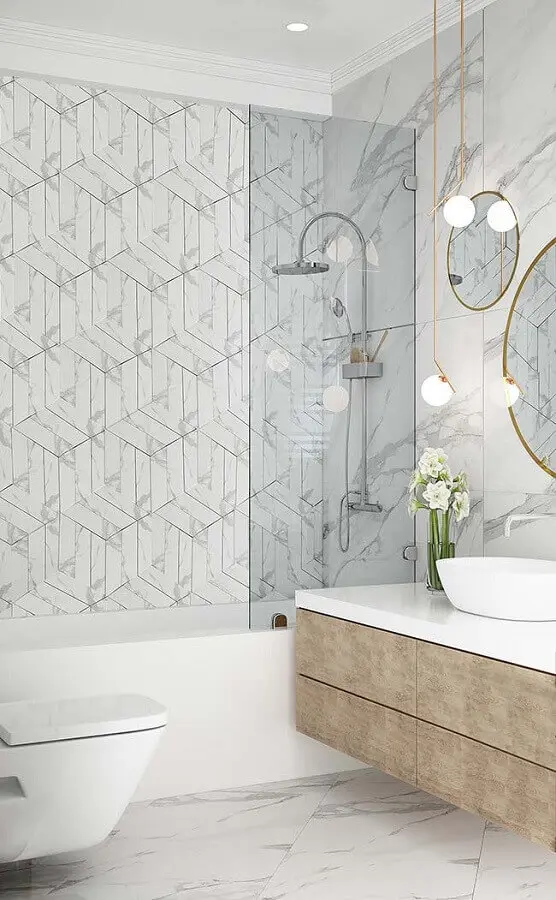 Banheiro moderno com mármore branco carrara e detalhes dourados -Fonte Pinterest