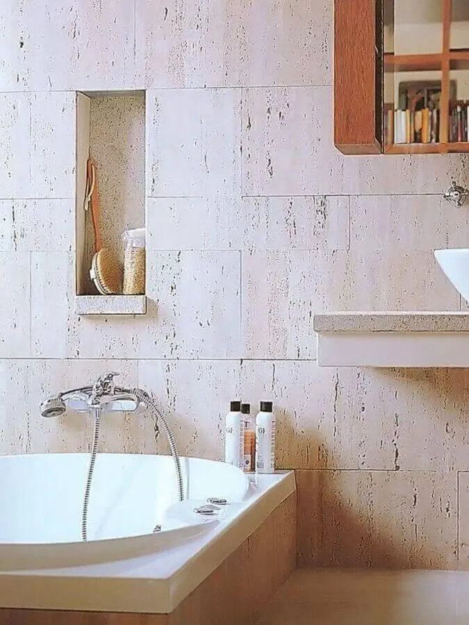 Banheiro rústico com mármore travertino - Foto pinterest