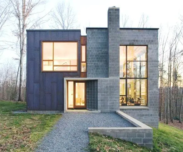 Casa de alvenaria com blocos de concreto visíveis