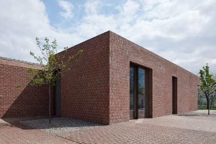 Casa de alvenaria minimalista com tijolos à vista