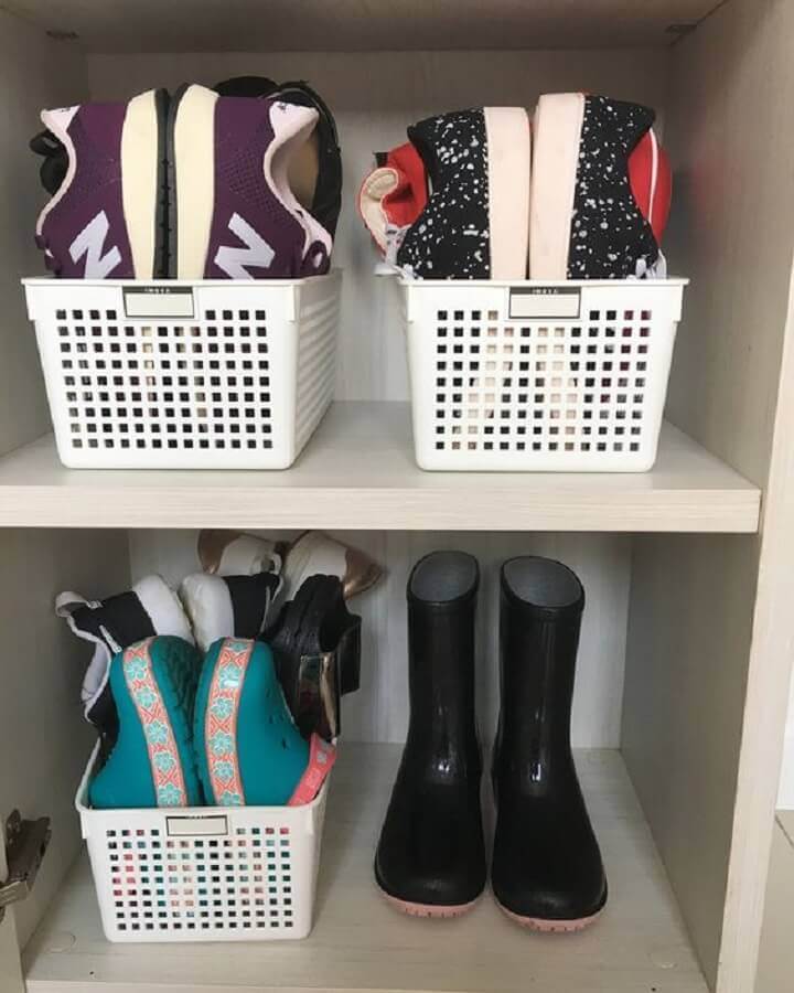 Como organizar sapatos dentro do guarda roupa com cestos organizadores Foto Dicas de Mulher