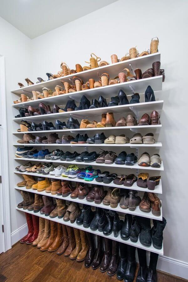 Como organizar sapatos em prateleiras na parede Foto Decor Fácil