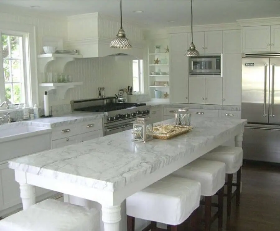Cozinha ampla toda branca com mármore carrara Fonte Pumpernickel & Rye