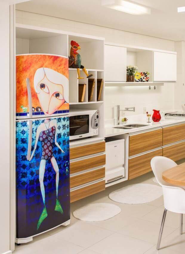 Cozinha clara com geladeira adesivada colorida Projeto de Silvana Hilbe