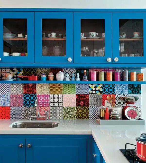 cozinha com decoração criativa em tons de azul