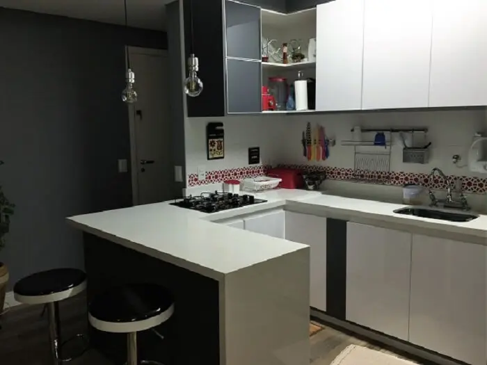Cozinha compacta com armários brancos e cinza