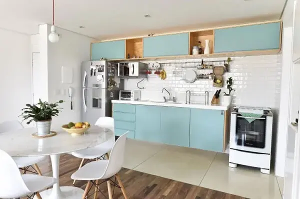 cozinha integrada com armários em azul claro