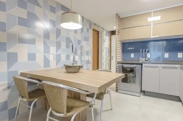 cozinha com decoração em tons de azul e bege